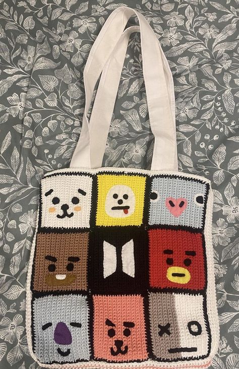 Inspired by a post on Pinterest, a crochet bag for my friend. K Pop Crochet Ideas, Bts Crochet Ideas, K Pop Crochet, Tapestry Crochet Ideas, Kpop Crochet Pattern, Crochet Bts, Bts Crochet, Kpop Crochet, Pop Bag