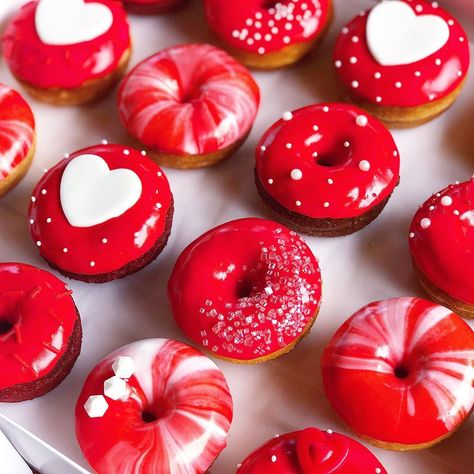 Valentine Donut Ideas, Cute Donut Decorating Ideas, Red Donut, Toffee Dessert, Donut Decorating Ideas, Fancy Donuts, Bake Sale Packaging, Donut Flavors, Mister Donuts