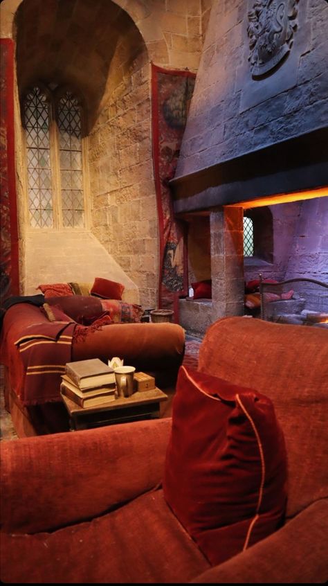 gryffindor common room Gryffindor Bedroom Aesthetic, Gryffindor Dorm Room, Harry Potter Dorm Room, Hogwarts Dorm Room, Harry Potter Dorm, Gryffindor Room, Gryffindor Dorm, Aesthetic Gryffindor, Hogwarts Dorm