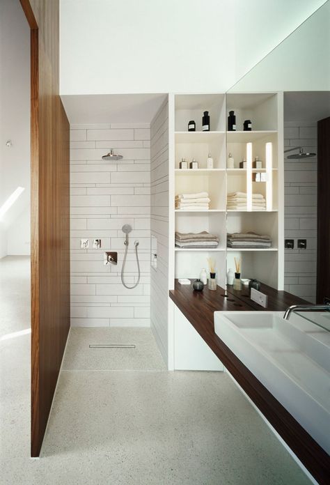 Neubau mit Satteldach: Den Raum geschickt vergrößert White Terrazzo Floor, Modern Style Decor, Terrazzo Floors, Sleek Bathroom, White Terrazzo, Accessible Bathroom, Bad Inspiration, Aging In Place, Apartment Bathroom