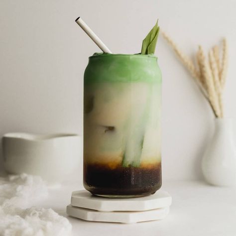 This Pandan Latte is easy to make and features the aromatic flavor of screwpine, blended harmoniously with coffee and milk. Pandan Milk Tea, Black Sesame Coffee, Korean Cafe Drinks, Buko Pandan Drink, Vietnamese Coconut Coffee, Thai Milk Tea Boba Aesthetic, Coconut Milk Tea, Durian Cake, Coconut Sticky Rice