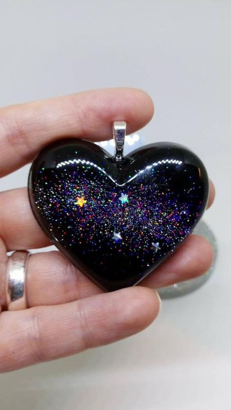 Heart Resin, Sparkly Accessories, Galaxy Pendant, Resin Crafts Tutorial, Galaxy Theme, Diy Resin Projects, Resin Ideas, Pendant Heart, Diy Resin Art