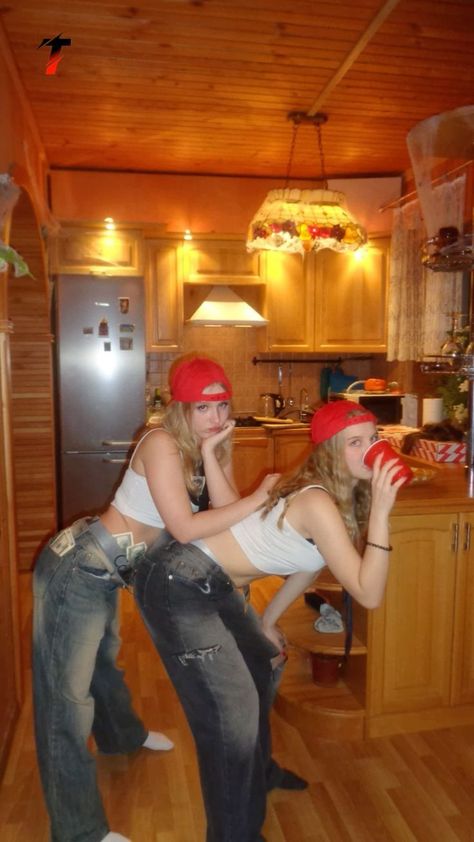 Halloween Photos To Recreate, Magic Mike Duo Costume, Summer Costume Party, Halloween Besties Costumes, Magic Mike Outfit Women, Magic Mike Halloween Costume Women, Halloween Magic Mike, Eminem Halloween Costume, Halloween Costumes With Jeans