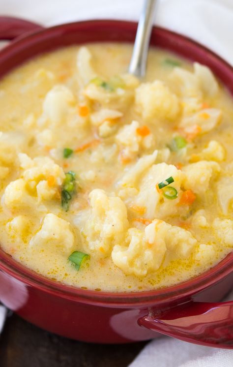 This delicious and easy cheesy cauliflower soup has an incredible flavor that will have you coming back for a second bowl! Cheesy Soup, Vegetable Bouillon, Cheesy Cauliflower Soup, Cauliflower Soup Recipe, Cauliflower Pizza Crust Recipe, Cauliflower Soup Recipes, Cheesy Cauliflower, Bouillon Cube, Makanan Diet