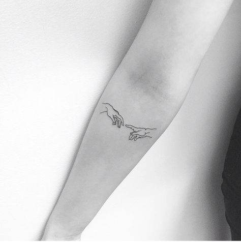 Tenho a ideia de fazer bem delicada na lateral externa da mão. Adam Tattoo, Jonboy Tattoo, Minimalist Tattoo Meaning, Tato Minimal, Inspiration Tattoos, Diy Tattoo, Little Tattoos, Small Tattoo, Mandala Tattoo