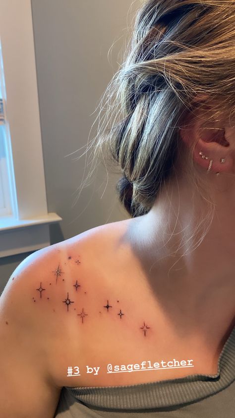 Shoulder Stars Tattoos For Women, Star Sparkle Tattoo Shoulder, Small Stars On Shoulder Tattoo, Colar Bone Star Tattoo, Stardust Tattoo Shoulder, Collar Bone Tattoos Stars, Sparkle On Shoulder Tattoo, Shoulder Star Tattoos For Women, Sparkles On Collarbone Tattoo