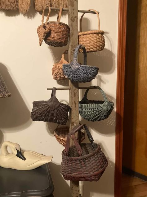 Wicker Basket Display Ideas, Basket Collection Display Ideas, Decorate With Baskets, Basket Display, Primitive House, Basket Decor, Display Basket, New Classroom, Vintage Baskets