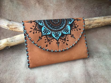 Art Du Cuir, Diy Leather Wallet, Natural Leather Bag, Diy En Cuir, Leather Bag Tutorial, Leather Engraving, Leather Bag Pattern, Handmade Wallets, Leather Dye