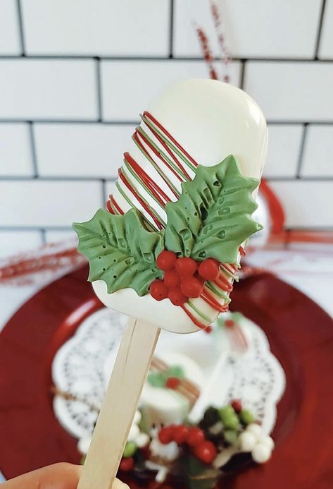 Christmas Cakesicles Ideas, Cake Sickles, Christmas Cakesicles, Holiday Cake Designs, Elegant Cake Pops, Homemade Christmas Cake, Popsicles Cake, Strawberry Cake Pops, Cake Pop Designs