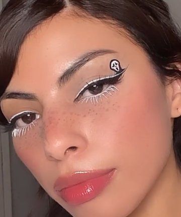 Ghost Face Eye Makeup, Spooky Cute Makeup, East Halloween Eyeliner, Cute Ghost Makeup Halloween, Ghost Face Eyeliner, Cool Halloween Eyeliner, Halloween Liner Ideas, Ghost Face Halloween Makeup, Halloween Makeup Eye Looks