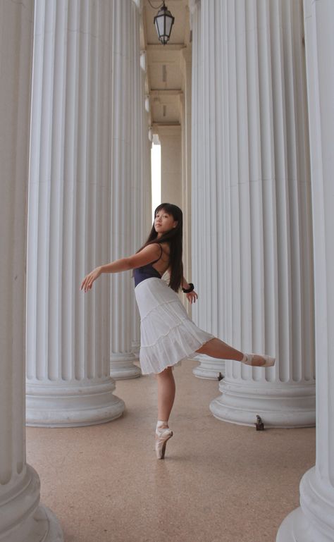 Pointe Dance Pictures, Dance Photoshoot Poses Ballet, Ballet Photography Poses Simple, Simple Pointe Poses, Dance Poses For Pictures Outside, Ballet Pointe Poses, Dance Picture Poses Ballet, Pointe Poses Photography, Ballet Pose Ideas