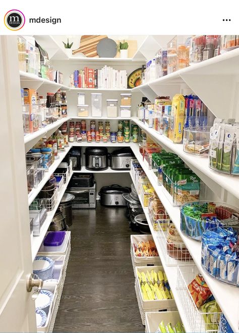 Simple Pantry Organization, Pantry Closet Design, House Pantry, Pantry Room, Desain Pantry, Food Pantry Organizing, Pantry Remodel, House Organisation, Dream Life House