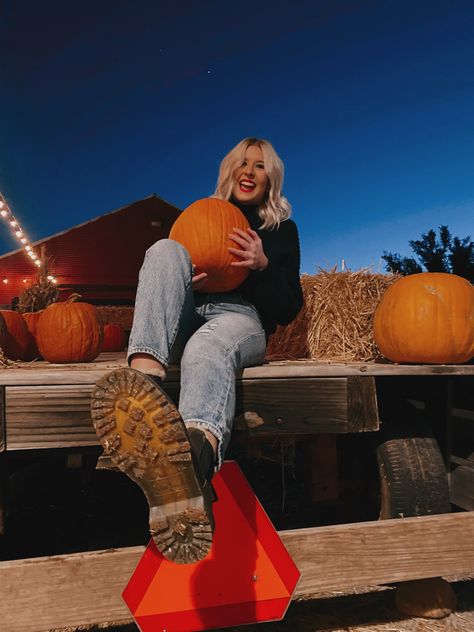 Cute Pumpkin Patch Photo Ideas, Pumpkin Field Photoshoot, Senior Pictures Pumpkin Patch, Pumpkin Patch Plus Size Outfit, Pumpkin Poses Instagram, Pumpkin Patch Senior Pictures, Cute Pumpkin Patch Pictures, Outfits For Pumpkin Patch Fall, Fall Pumpkin Pictures