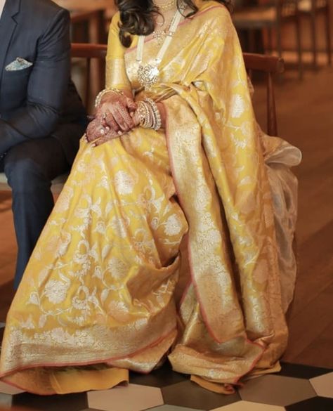 Holud Saree, Yellow Banarasi Saree, Best Indian Wedding Dresses, Engagement Saree, Desi Vibes, Ethnic Wears, Saree Ideas, Banaras Sarees, Saree Blouse Styles