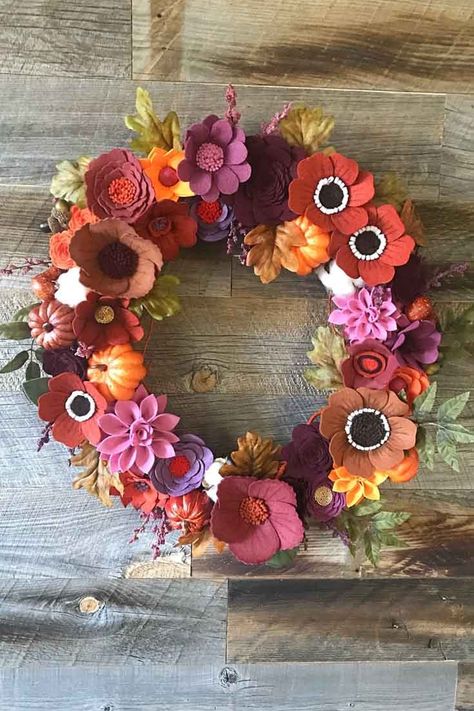 fall felt wreath Felt Floral Wreath, Fall Felt Flower Wreath, Fall Wreath Cricut, Felt Fall Wreath Diy, Winter Felt Wreath, Fall Felt Crafts Diy Projects, Felt Flower Wreath Diy, Felt Wreath Diy Tutorials, Fall Felt Wreath