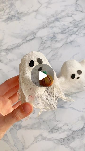 Diy Sheet Ghost Decoration, Halloween Projects Diy, Cute Halloween Diy, Diy Ghost Decoration, Diy Halloween Ghosts, Easy Diy Halloween Decorations, Ghost Diy, Dollar Tree Halloween, Halloween Props Diy