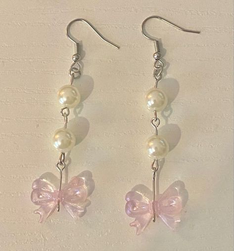 pink pearl bow earrings, coquette aesthetic jewelry / jewellery Earings Pearls Diy, Pearls Earrings Diy, Pearl Bow Earrings, Aesthetic Earrings Diy, Homemade Earrings Ideas, Bow Earrings Diy, Diy Earrings Pearl, Coquette Earrings, Diy Pearl Earrings