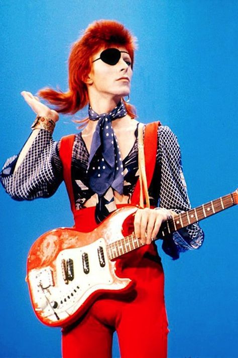 David Bowie Muy chevere por resurgir en el 72 en la era del glam rock con su tema andrógino álter ego Ziggy Stardust Duncan Jones, Ziggy Played Guitar, Ashes To Ashes, Anthony Kiedis, Lauryn Hill, Palaye Royale, Ziggy Stardust, Rock N’roll, I'm With The Band