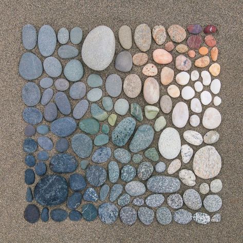 stones Colored Rocks, Things Organized Neatly, Satisfying Pictures, Art Pierre, Collections Of Objects, Beach Rocks, Beach Crafts, Stone Crafts, Beach Stones