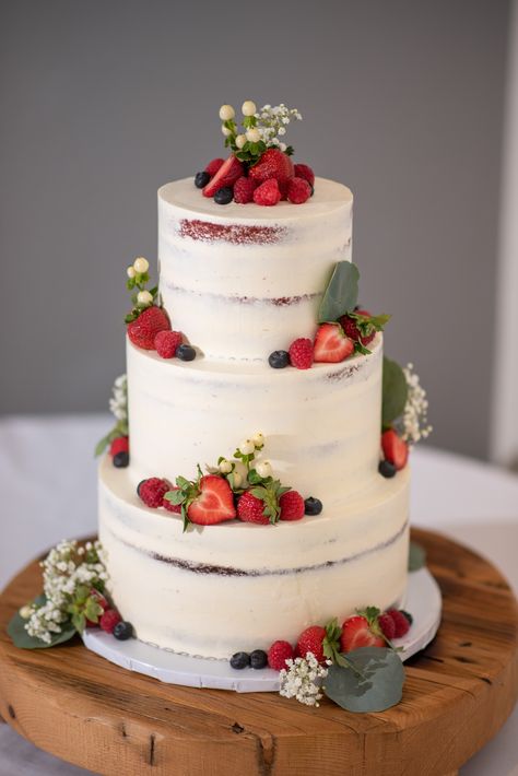 Cake With Fresh Fruit, 40th Birthday Cake For Women, Berry Wedding Cake, Sugared Berries, Berry Wedding, Brides Cake, Wedding Cake Roses, Winter Wedding Cake, Lace Wedding Cake