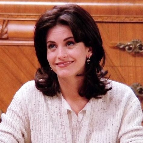 Courteney Cox as Monica Geller in Friends (1994 - 2004) Monica Geller Hairstyles, Monica Hairstyles, Monica Friends, Monica Gellar, Friends Season, Monica Geller, Friends Moments, Athletic Hairstyles, Friend Outfits