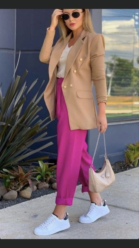 Dress To Impress Classy Casual, Neutral Outfit With Pop Of Color, Blazer Nude Outfit, Outfit Pantalon Rosa, Fucsia Outfit, Fuchsia Outfit, Color Combos Outfit, Color Blocking Outfits, Pink Pants