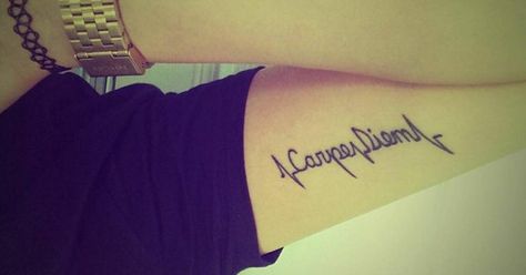 Tags: En Mujeres, Amor, Electrocardiograma, Frases, Frases en latín, carpe diem, Idiomas, Latín, Frases por autor, Citas de Horacio. Partes del cuerpo: Biceps. Bicep Tattoo, Tattoo Quotes, Tattoo Ideas, Tattoos, Tags, Quotes