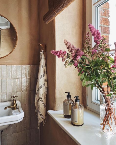 Laura & Nora on Instagram: “Flowers from the field in the bathroom🌸✨ #designtales_schoolhouse ____ #bathroominspiration #bathroomremodel #bathroominspo #bathroomideas…” Italian Style Bathroom, Mediterranean Bathroom Ideas, Wash Walls, Lime Wash Walls, Mediterranean Bathroom, Italian Bathroom, Lime Wash, Rustic Tile, Washing Walls