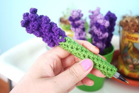 lavender2 Crochet Pen Cozy Free Pattern, Crochet Pen Holder Pattern Free, Crochet Pen Cozy, Crochet Flower Pen, Crochet Stitch Marker Holder, Diy Magazine, Cozy Crochet Patterns, Pencil Toppers, Crochet Flower Patterns