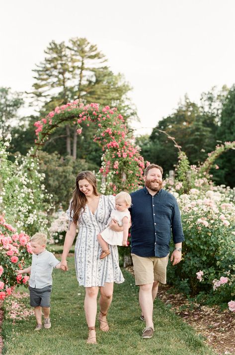 Family Photos In Rose Garden, Family Photos In Garden, Rose Garden Family Photoshoot, Botanical Garden Photo Shoot Family, Family Photos Garden, Garden Family Photoshoot, Barn Family Pictures, Botanical Garden Photo Shoot, Casual Family Photos