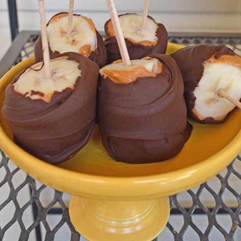 Frozen Banana Bites I " Love frozen chocolate dipped bananas and love these bite sized treats even more with the addition of peanut butter and because they are bite sized." Dipped Bananas, Frozen Peanut Butter, Cookies Banane, Covered Apples, Weight Watcher Desserts, Banana Butter, Frozen Frozen, Frozen Banana Bites, Frozen Bananas