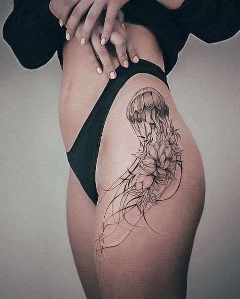 Jellyfish Tattoos For Women, Feminine Hand Tattoo, Medusa Animal, Side Hip Tattoos, Hand Tattoo Ideas, Animal Tattoos For Women, Side Thigh Tattoos, 16 Tattoo, Sea Jellies