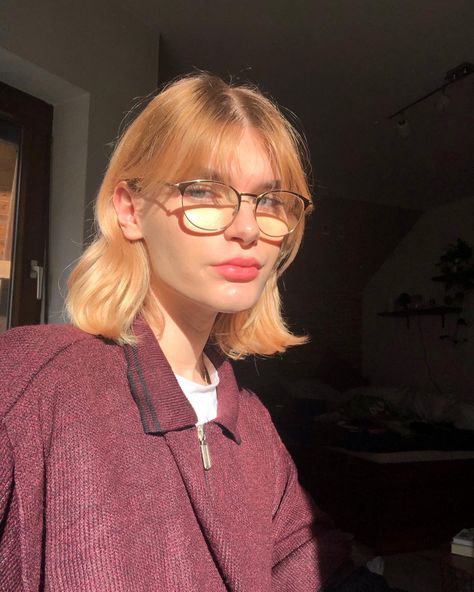 curtain bangs Blonde Bob With Glasses, Short Curtain Bangs With Glasses, Curtain Bangs Glasses, Curtain Bangs With Glasses, Bangs With Glasses, Bangs Glasses, Graduated Haircut, Short Hair Glasses, Bangs And Glasses