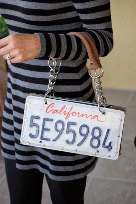 License Plate Purse, License Plate Ideas, License Plate Crafts, Funky Purses, Old License Plates, Licence Plates, License Plate Art, Plate Ideas, Car Part Furniture