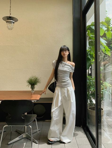 Fukuoka Outfit, Asian Minimalist Fashion, Singapore Outfit Ideas, Elegant Minimalist Outfit, Cafe Pose Ideas, Hong Kong Outfit, Vietnam Outfits, Cafe Pose, Singapore Outfit