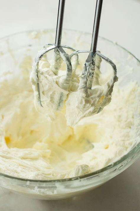 3-Ingredient Vanilla Frosting Homemade Vanilla Frosting, Vanilla Frosting Recipes, Lemon Buttercream Frosting, Strawberry Shortcake Cake, Lemon Cream Cheese Frosting, Eclair Cake, Lemon Frosting, Hummingbird Cake, Make Cream Cheese