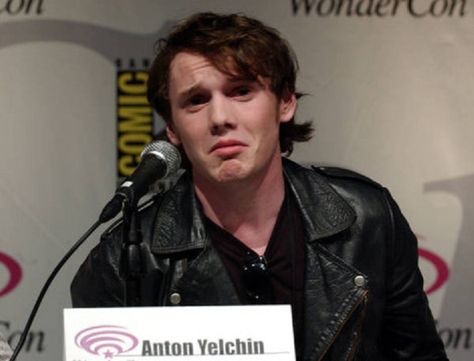 hahahahah don't cry, babe! Comic-con 2009 Anton Yelchin, Heart Emoji, Dont Cry, Anton, Actors, Comics, Celebrities