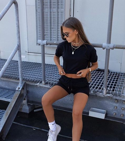 Black Sweat Shorts Outfit, Sweat Shorts Outfit, Black Sweat Shorts, Loungewear Summer, Summer Loungewear, Black Sweats, Summer Shorts Outfits, Short Loungewear, Sweat Top