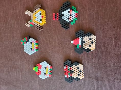 Perler Beads Mickey and Friends Tsum Tsum on small hexagon Small Perler Beads Ideas Christmas, Perler Beads Hexagon, Hexagon Perler Bead Patterns, Small Pearler Bead Ideas, Small Perler Beads Ideas, Disney Beads, Hama Beads Disney, Mini Hama Beads, Melt Beads Patterns