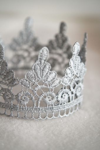 anmazine:http://atmospheremariages.fr/498-figurine-gateau-decoration-mariage-gris.html Invisible Crown, Crochet Crown, Lace Crowns, Touch Of Gray, All Things Purple, Lady Grey, Nuno Felting, Colour Board, Color Collection