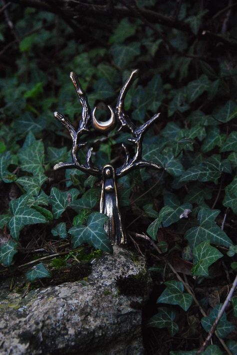 Horned Goddess, Elen Of The Ways, Female Reindeer, Witchcraft Altar, Ancient Goddesses, Oh My Goddess, Pagan Altar, Witch Magic, Altar Decorations