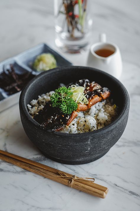 The "Nagoya Bowl." A hot stone pot filled with seasoned rice and topped with slices of grilled unagi. Served with a small pitcher of bonito stock on the side. Other accompaniments: house-made wasabi, dried nori and finely minced spring onion. Unagi Rice Bowl, Japanese Set Meal, Japanese Rice Bowl Photography, Korean Stone Bowl, Authentic Asian Recipes, Japanese Rice Bowl Ceramic, Hot Stones, Stone Bowl, Seasoned Rice