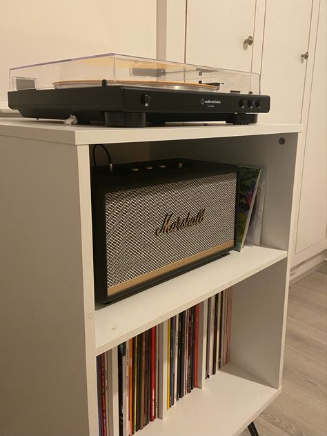 Record Player Table White, Record Player Table Decor, Vinyl Record Player Setup, Record Player In Bedroom, Vinyl Shelf Aesthetic, Vinyl Set Up, Record Player Setup Aesthetic, Record Player Setup Bedroom, Record Player Stand Aesthetic