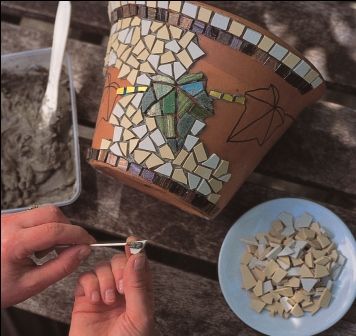 Dress up a plain terra cotta pot with an ivy mosaic - get instructions from favecrafts. Mosaic Planters, Mosaic Pots, Mosaic Flower Pots, نباتات منزلية, Mosaic Stained, Mosaic Madness, Clay Pot Crafts, Mosaic Garden, Mosaic Projects