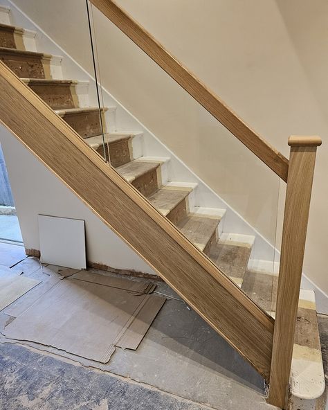 🍀 Favourite oak and glass Before & After staircase transformation 😍 Modern, sleek & stunning design to your home 👌🏼 Staircase Transformation, Stair Renovation, Staircase Design, Stairs, Sweet Home, Sleek, Glass, Quick Saves, Design