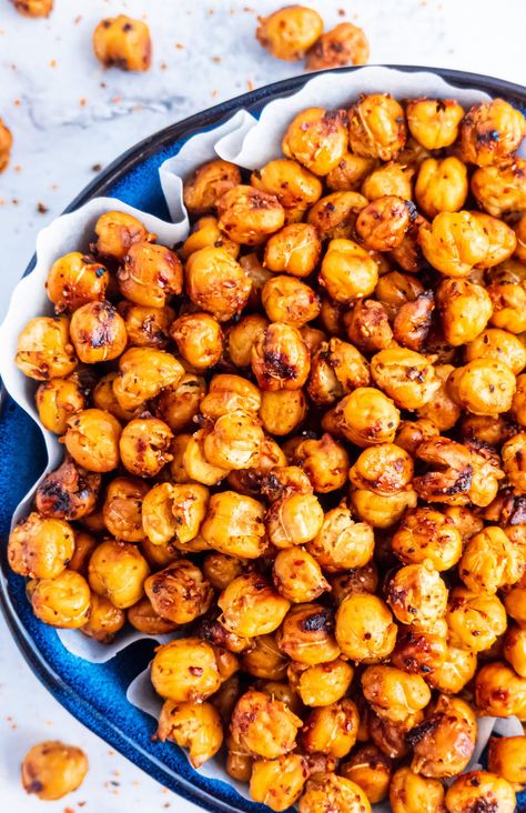 Snack For School, Flavored Chickpeas, Garbanzo Bean Recipes, Oven Roasted Chickpeas, Chickpea Snacks, Chickpea Chili, Healthy Chili, Chili Lime Seasoning, Healthy Protein Snacks