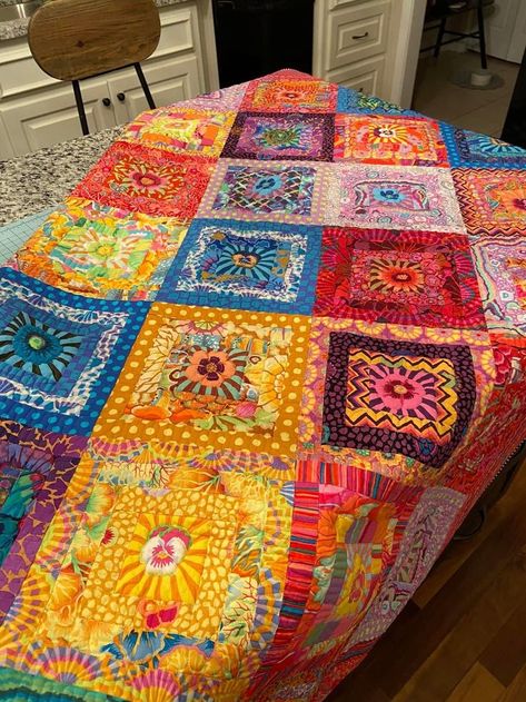 Bohemian Quilt Ideas, Kaffee Fassett Quilts, Patchwork Quilts Bohemian, Kaffe Quilts, Vintage Quilts Patterns, Big Block Quilts, Bohemian Quilt, Bright Quilts, Kaffe Fassett Quilts