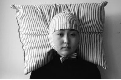 Pillow Hat Chindogu Useless Inventions, Japanese Inventions, The Pillow, Creativity And Innovation, Conceptual Art, Art Plastique, Costume Design, Make Me Smile, Special Gifts