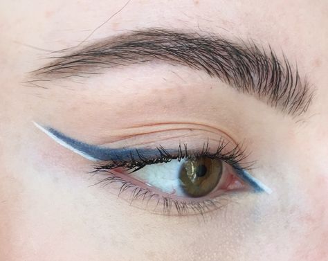 Blue Liner On Brown Eyes, White And Green Eyeliner, Blue And White Graphic Liner, Blue And White Eyeliner Looks, Blue White Eyeliner, White Eyeliner For Hooded Eyes, Blue And White Eye Makeup, Blue And White Eyeliner, Liner Eye Makeup