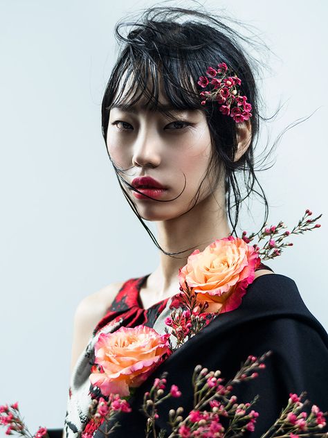 Hee Jung Park by Zhang Jingna | Phuong My SS17 #SS17 #Spring #flowers #asian #koreanmodel #beauty #portrait #vogue #bazaar #makeup #model #hiroakisamura #manga Jingna Zhang, Photography With Flowers, Asian Faces, Models Outfits, Gordon Parks, Flowers In Her Hair, Japon Illustration, Vogue Japan, 인물 사진